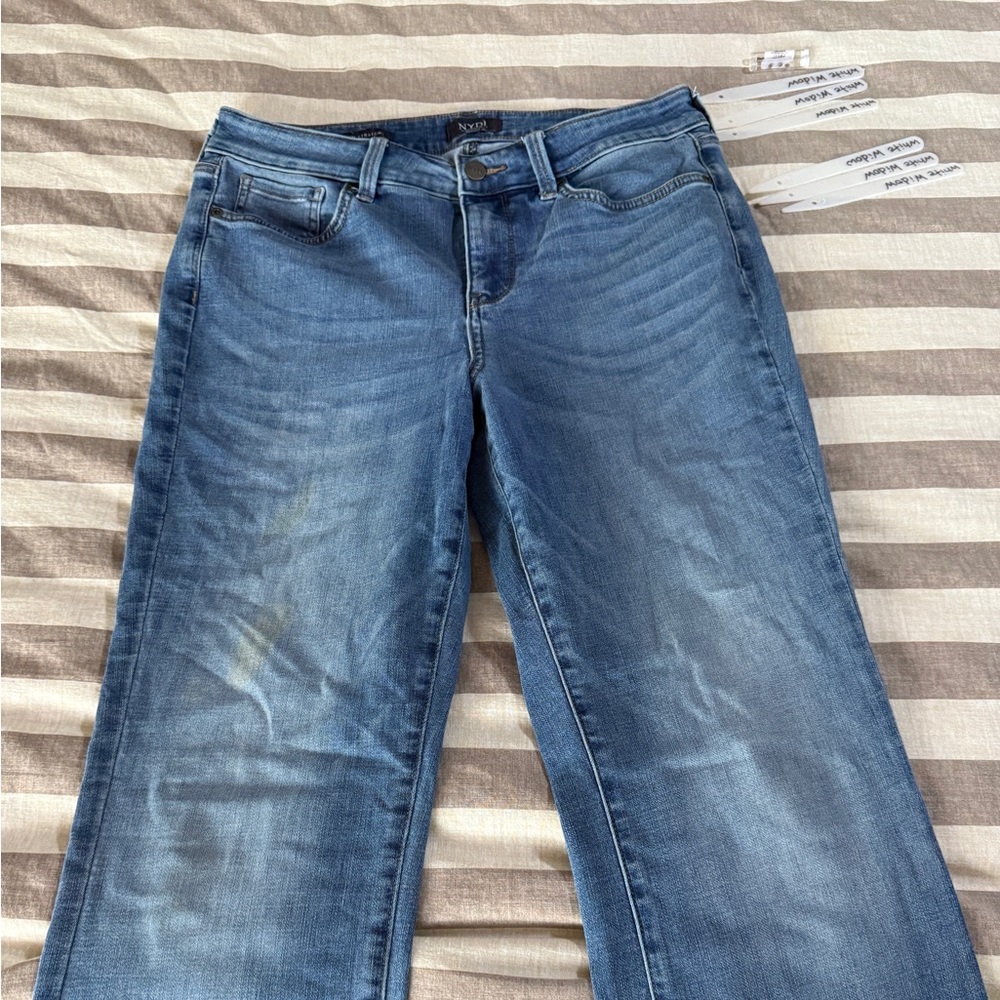 Flattering and comfortable NYDJ Marilyn Straight Jeans in size US 10 💙